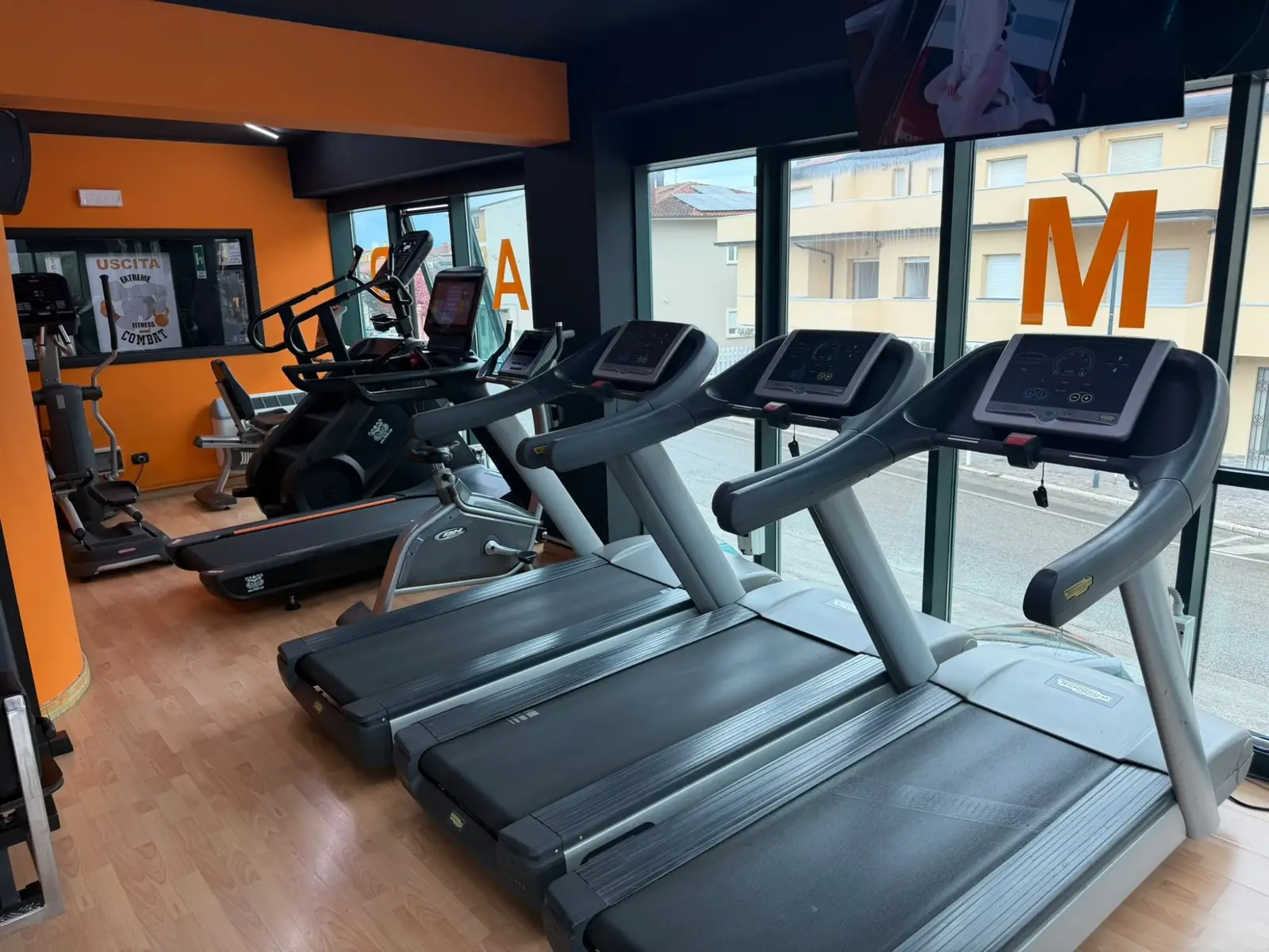 L'area cardio con i tapis roulant allineati davanti alle vetrate